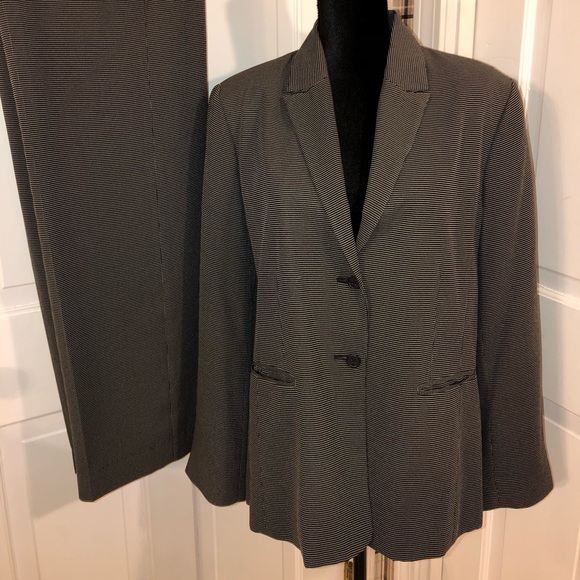 UNIFORM John Paul Richard women’s two piece suit - Picture 2 of 8